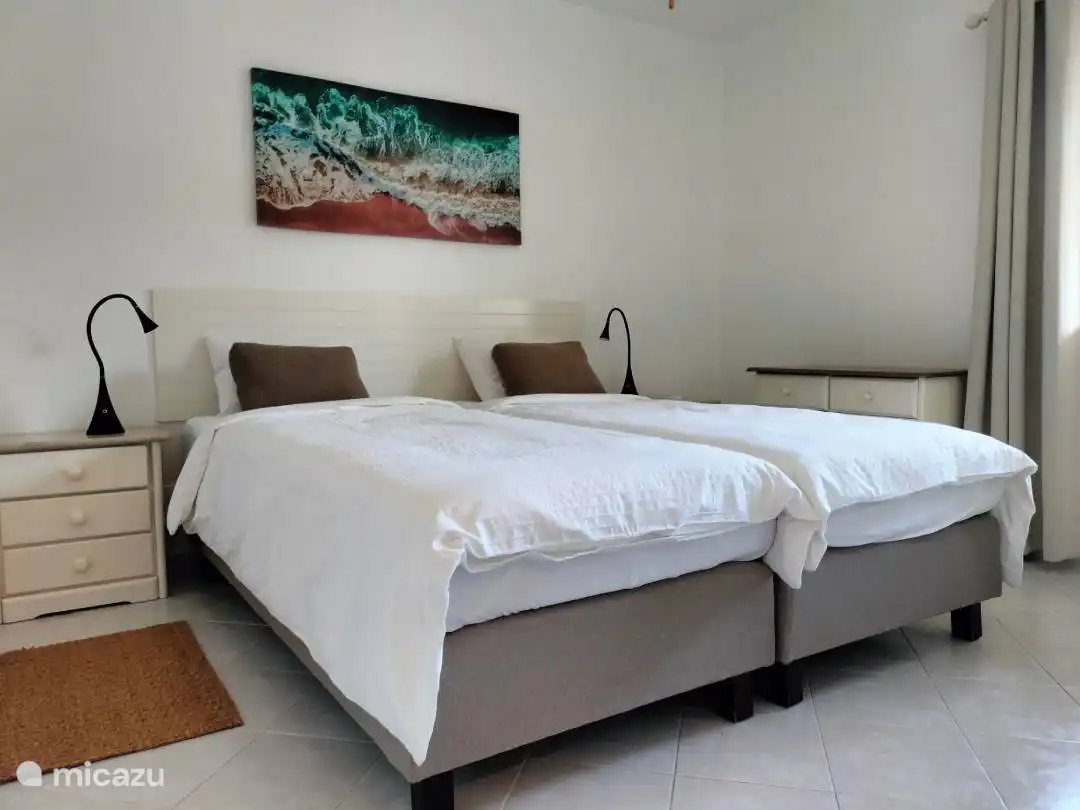 Schlafzimmer mit Schminktisch, Spiegel 