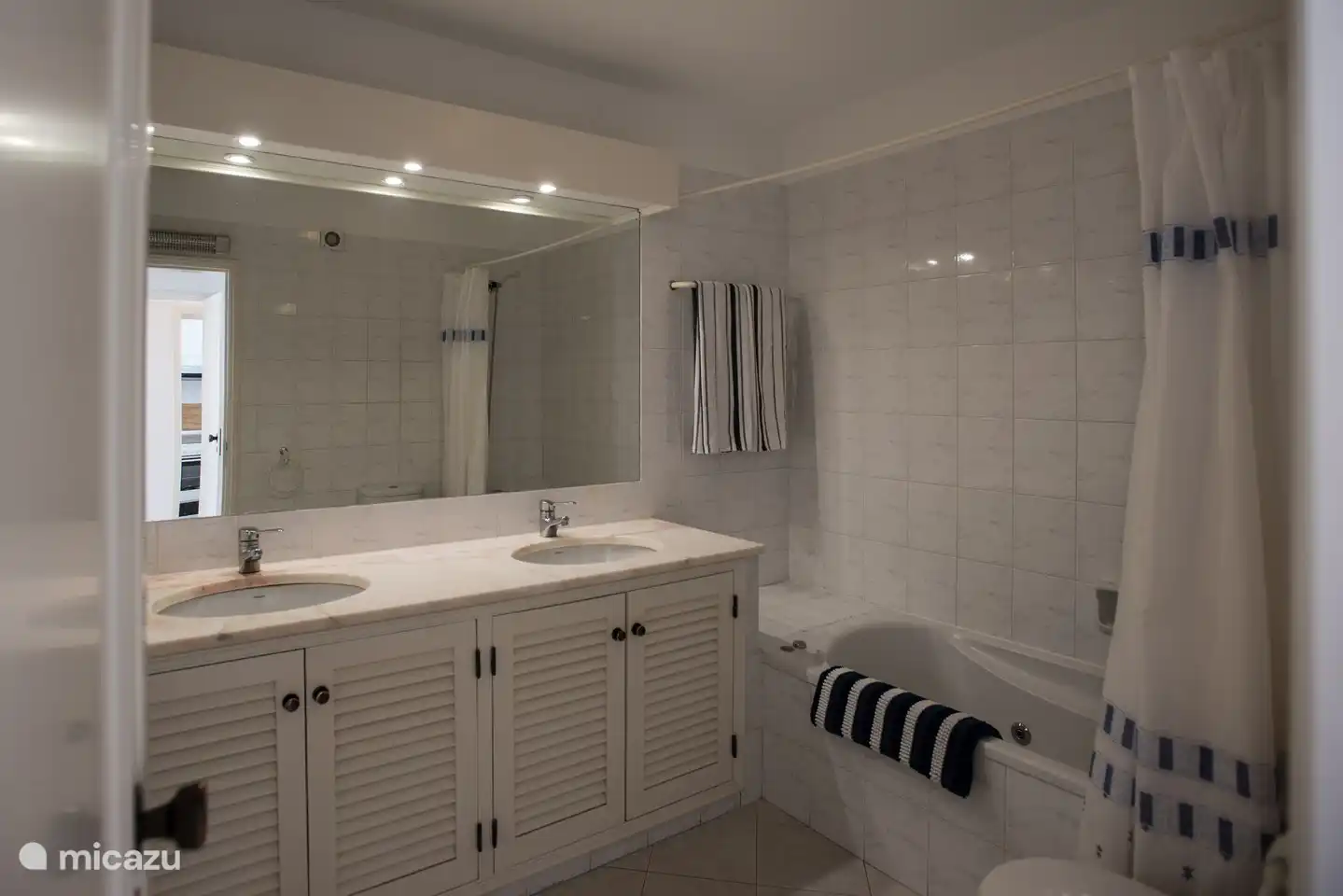 Großes Badezimmer mit Badewanne, WC, Bidet und 2 Waschbecken