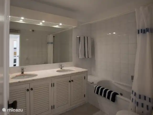 Maison dans un endroit calme sur le Golfe | Portugal, Algarve, Albufeira - appartement Grande salle de bain avec baignoire, toilette, bidet et 2 lavabos