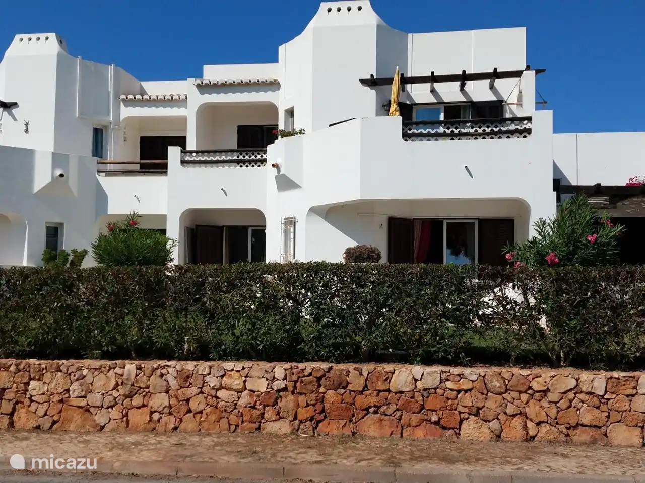 Diese schöne und sehr ruhige Wohnung hat einen direkten Blick über den Par 3 Golfplatz von Balaia Golf.