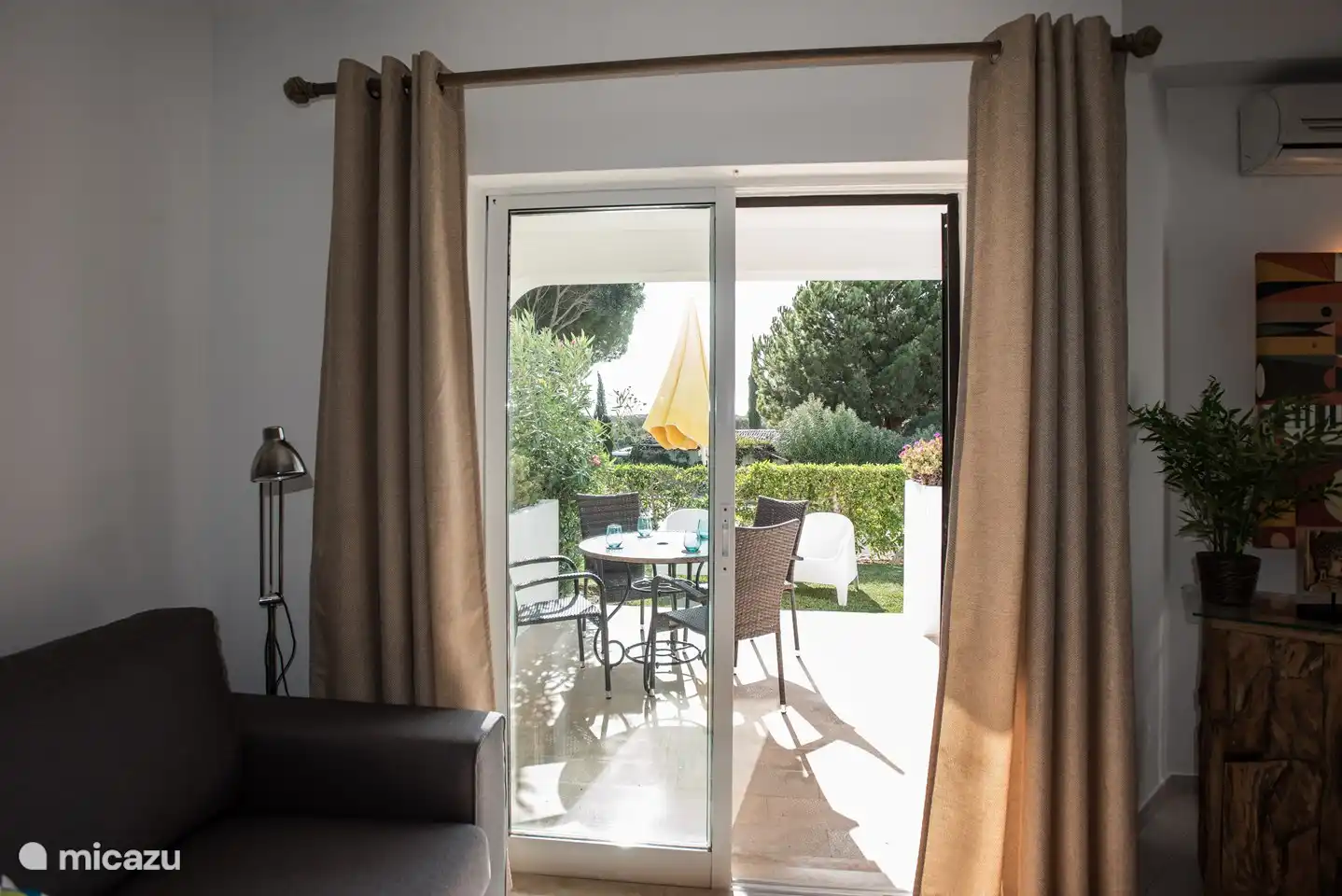 Wohnzimmer mit Gartenblick