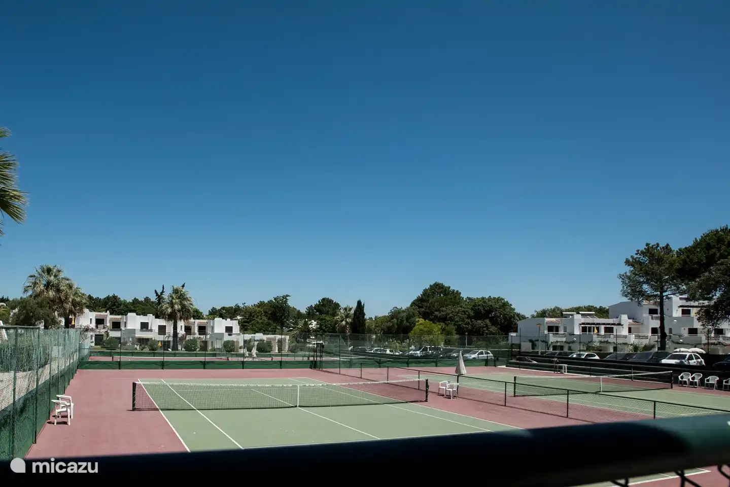 4 Tennisplätze mit Tennisschule 