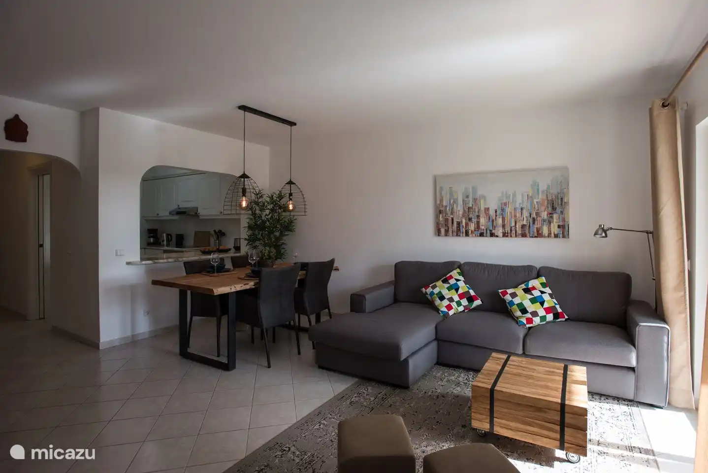 Sehr geräumiges und neu eingerichtetes Wohnzimmer