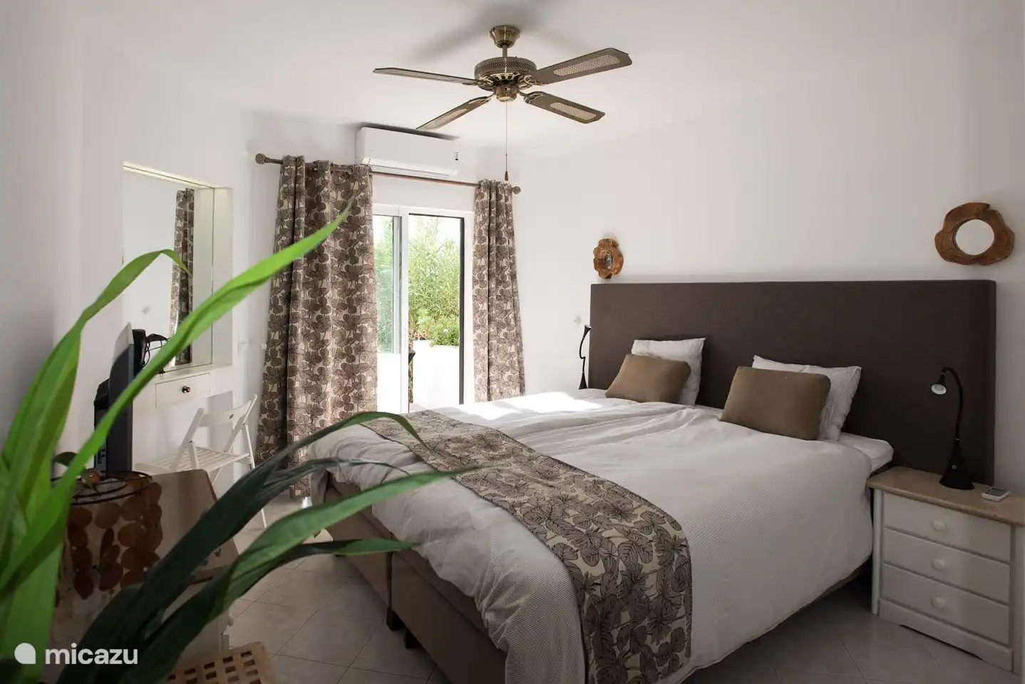 Komplett renoviertes Schlafzimmer mit Doppelbett und eigenem Bad