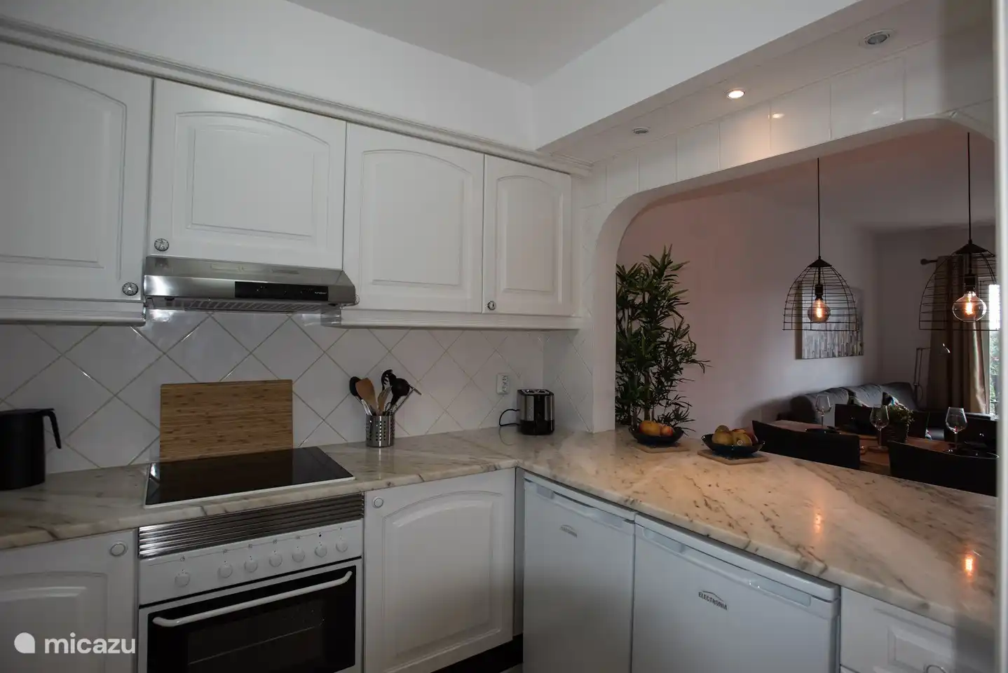 Komplett renovierte Küche komplett ausgestattet (Spülmaschine, Waschmaschine und Trockner)