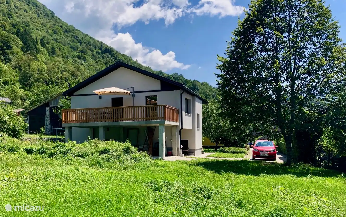 Blick vom Garten auf das Haus