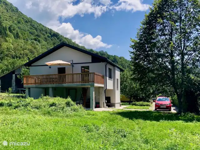 Location de Vacances Slovénie, Alpes juliennes, Kobarid, maison de vacances - Hisa Smast Vue du jardin sur la maison