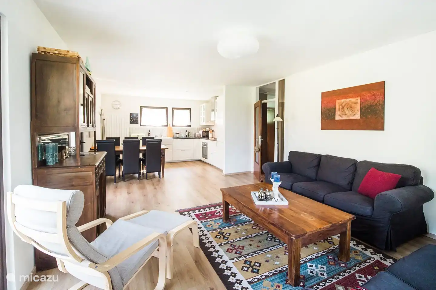 Wohnzimmer mit offener Küche