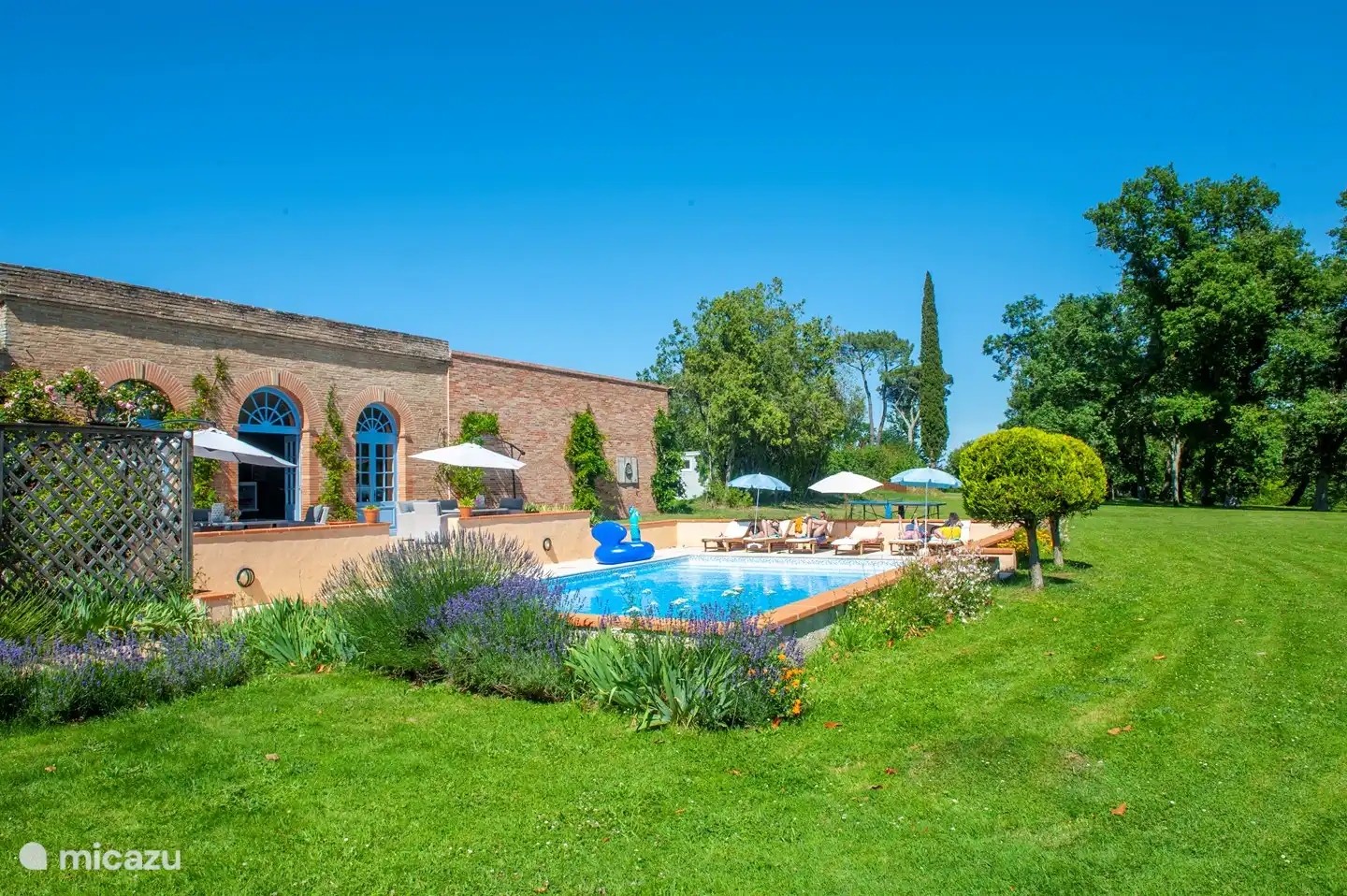 Swimmingpool mit Poolbar / Küche