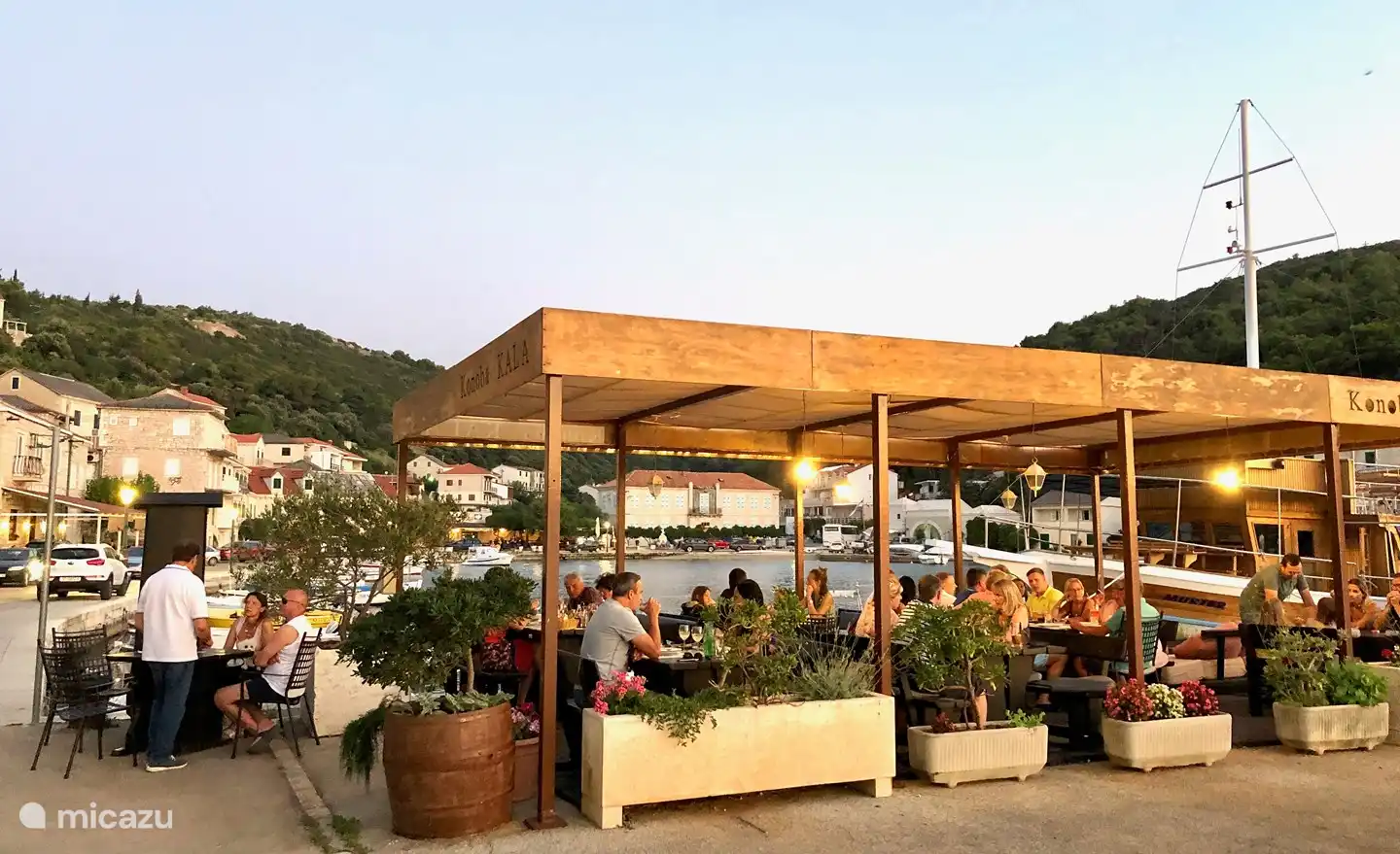 Abends Essen im Dorf