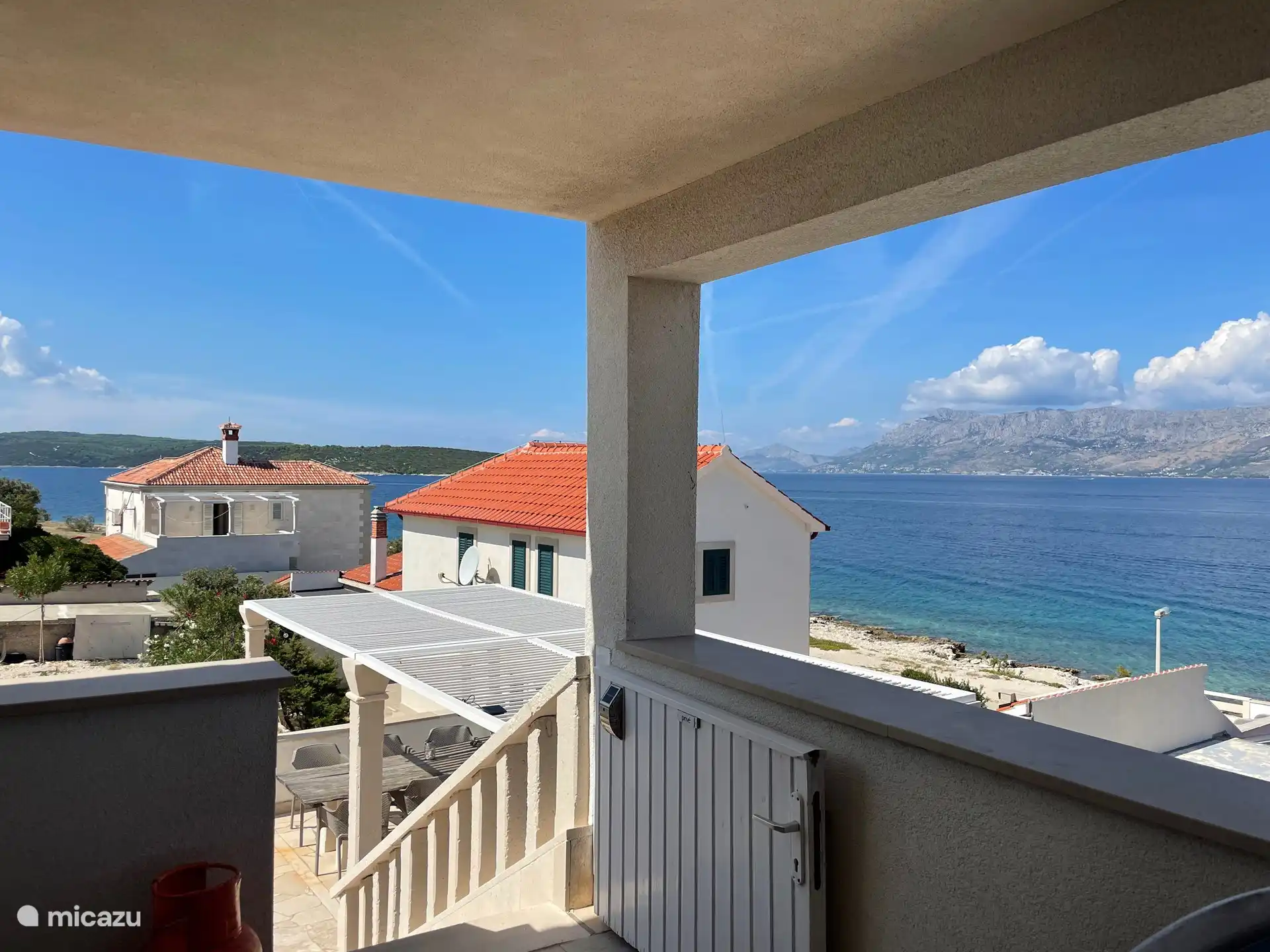 Blick vom überdachten Balkon