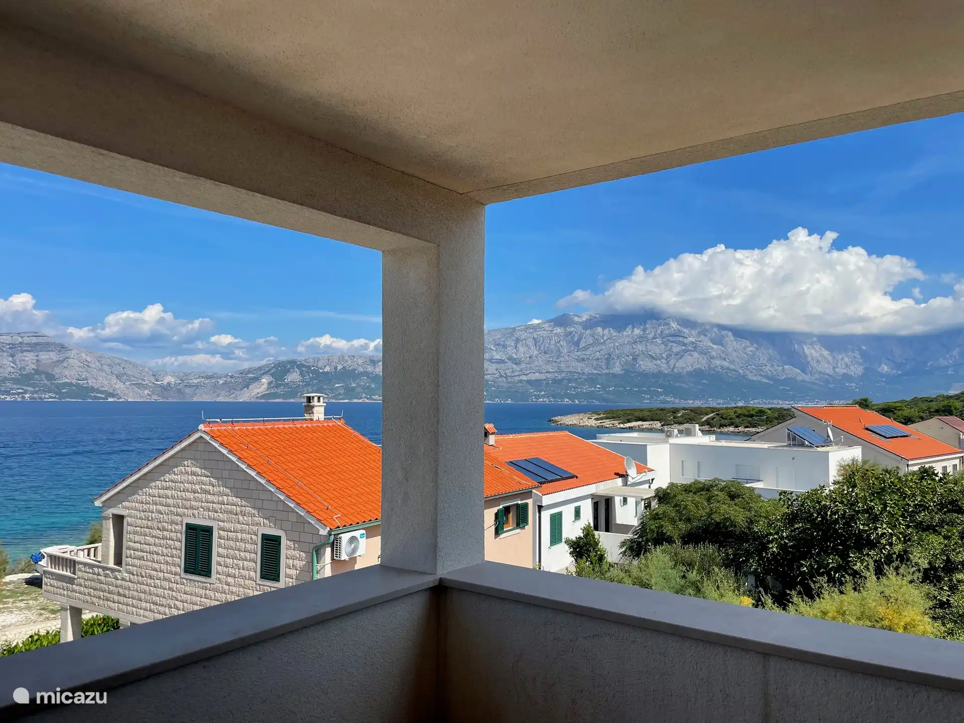 Blick von der überdachten Terrasse