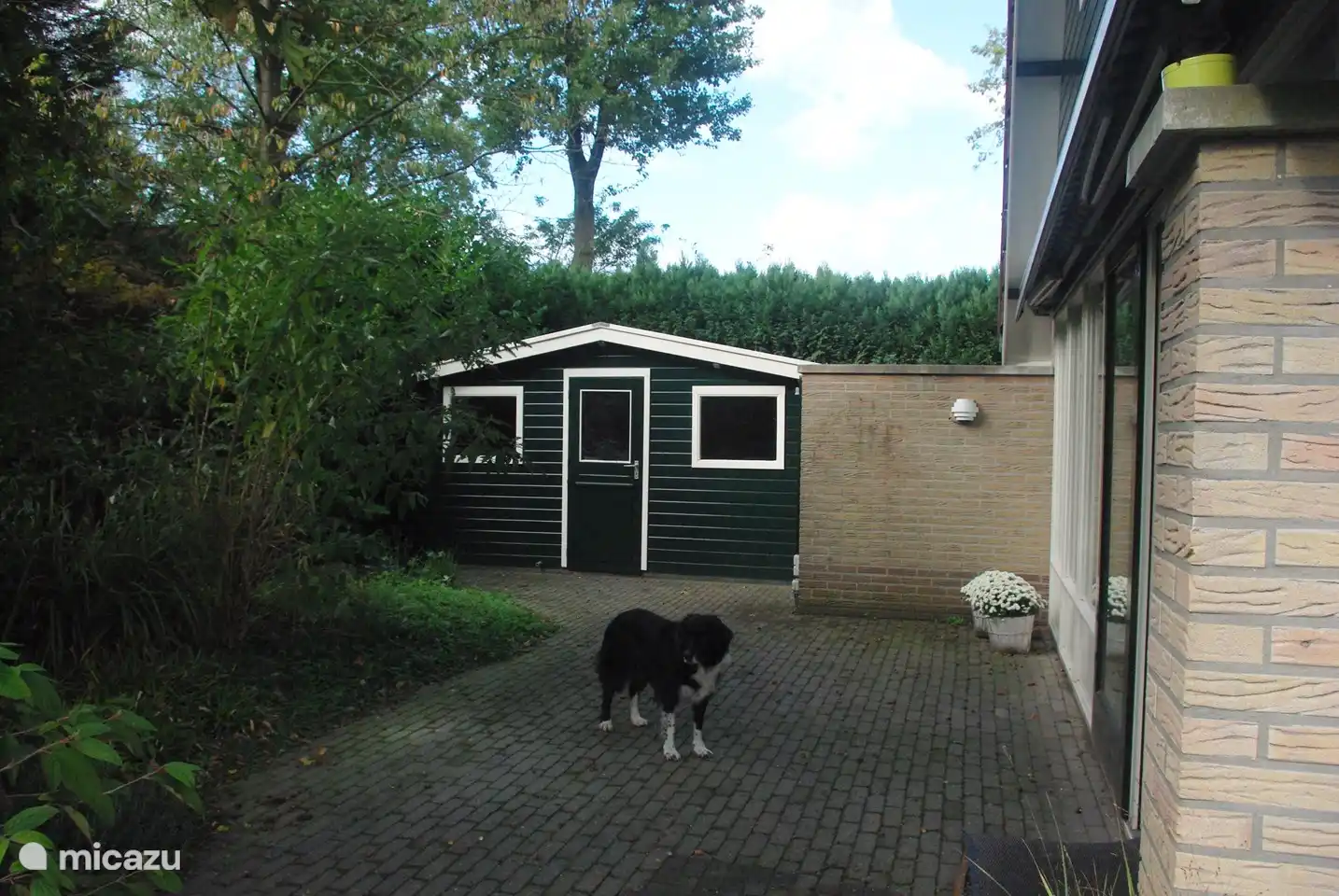 Im Garten befindet sich ein Gartenhaus, in dem Sie Gartenmöbel finden und Ihr Fahrrad abstellen können