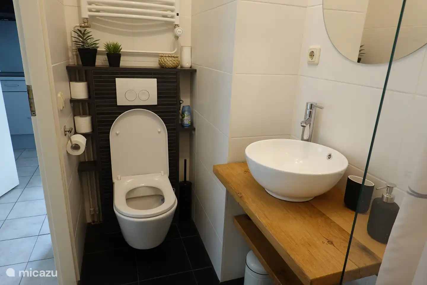 Unser renoviertes Badezimmer ist mit allen Annehmlichkeiten ausgestattet