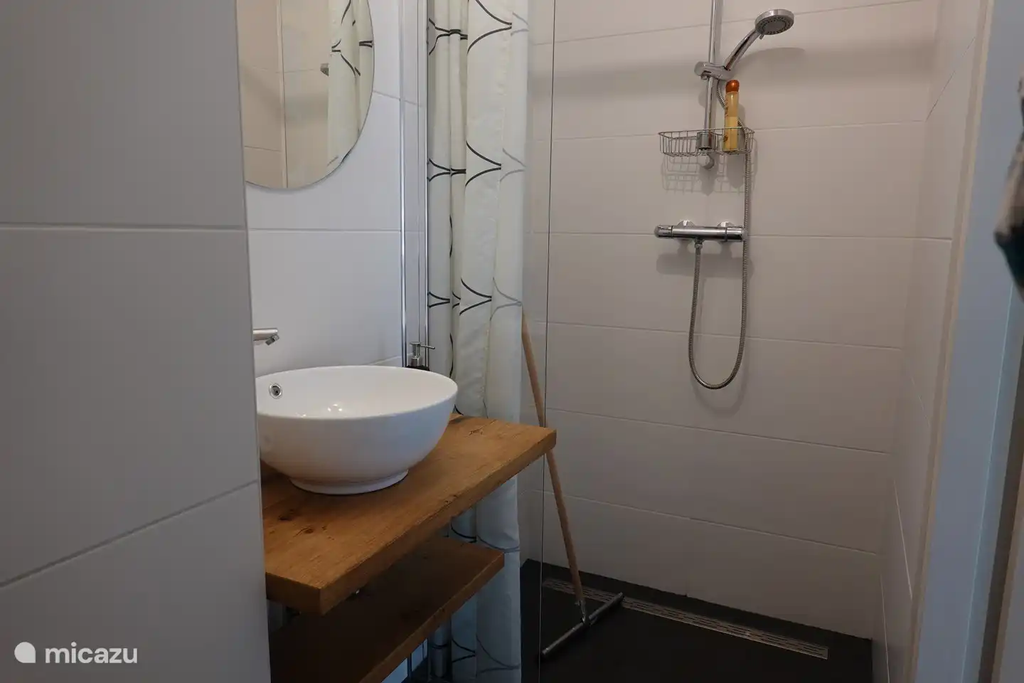 Unser renoviertes Badezimmer ist mit allen Annehmlichkeiten ausgestattet