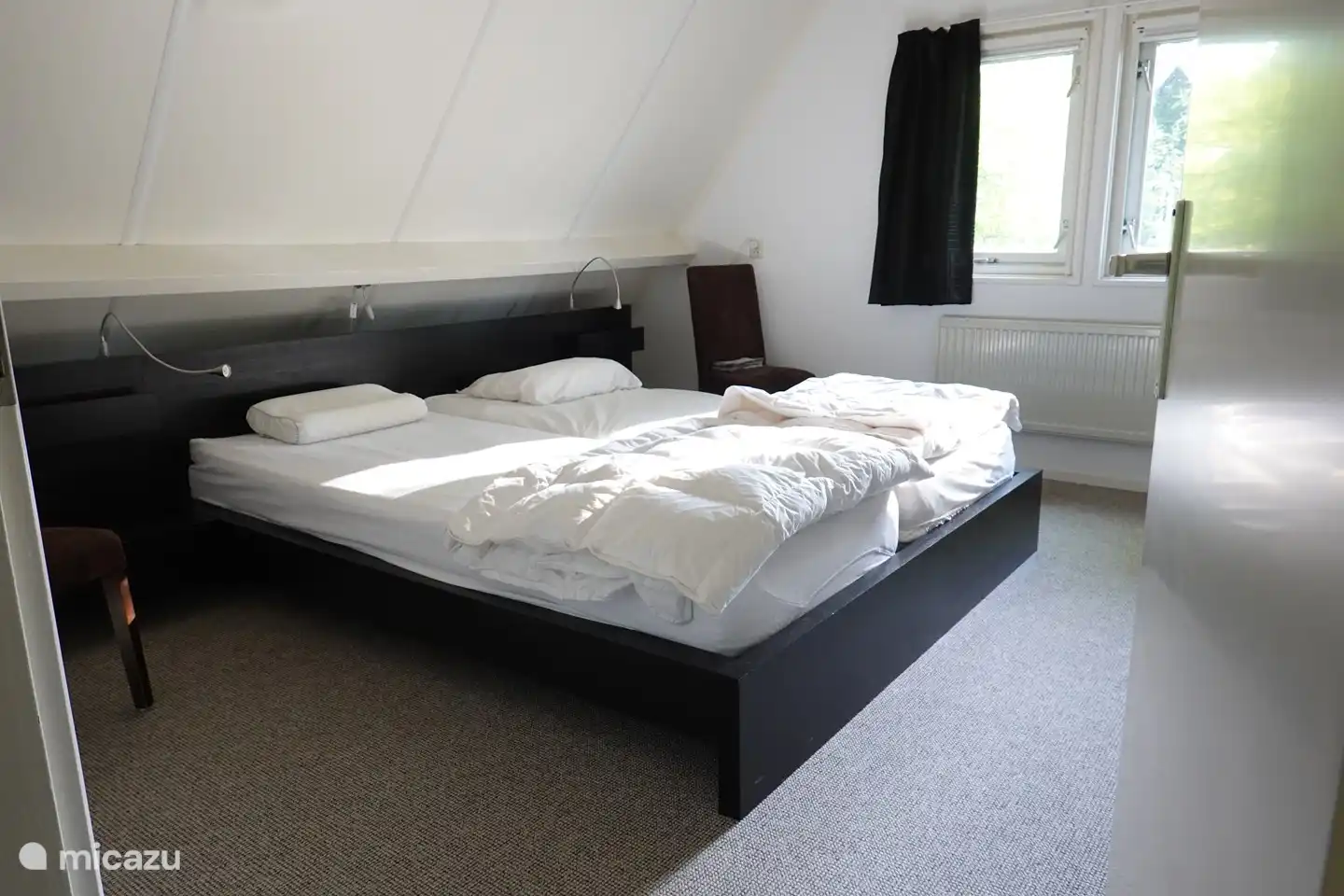Das Ferienhaus verfügt über ein geräumiges Schlafzimmer mit einem Doppelbett im ersten Stock.