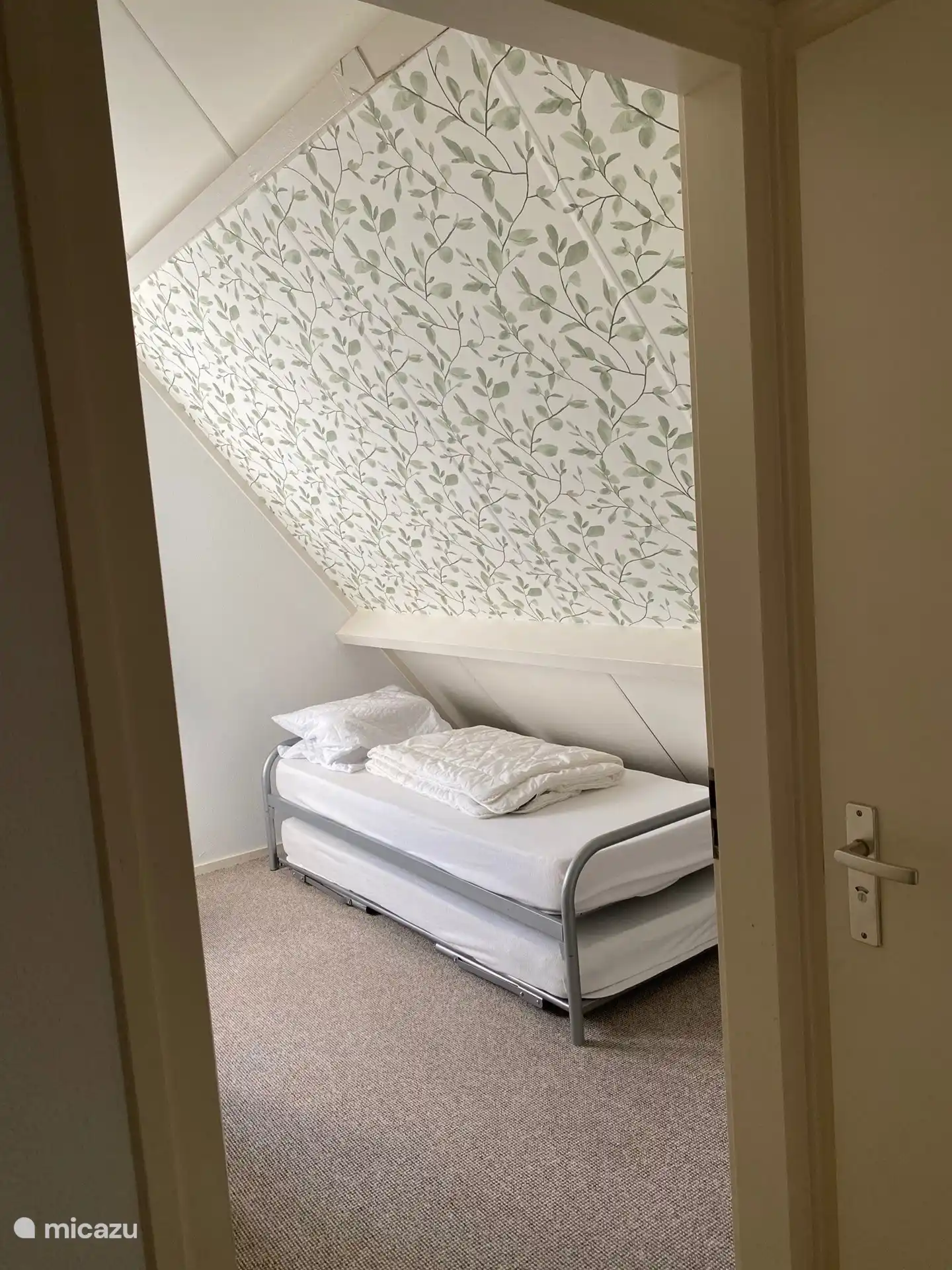 Im ersten Stock finden Sie dieses Zweibettzimmer mit 2 Einzelbetten und einem geräumigen Kleiderschrank.