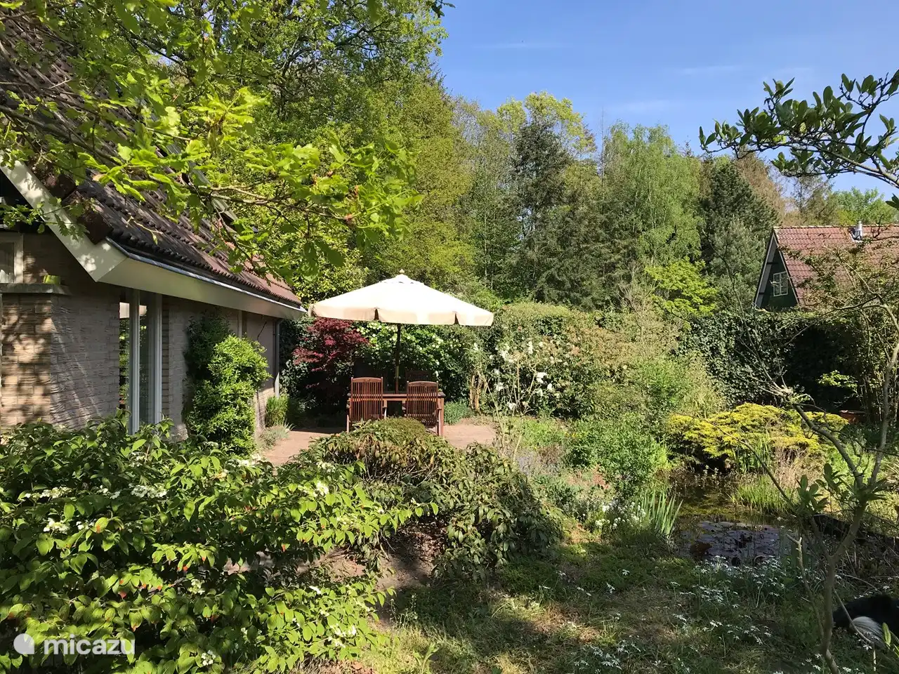 Der wunderschön stimmungsvolle Garten bietet viel Grün, Privatsphäre und einen Teich
