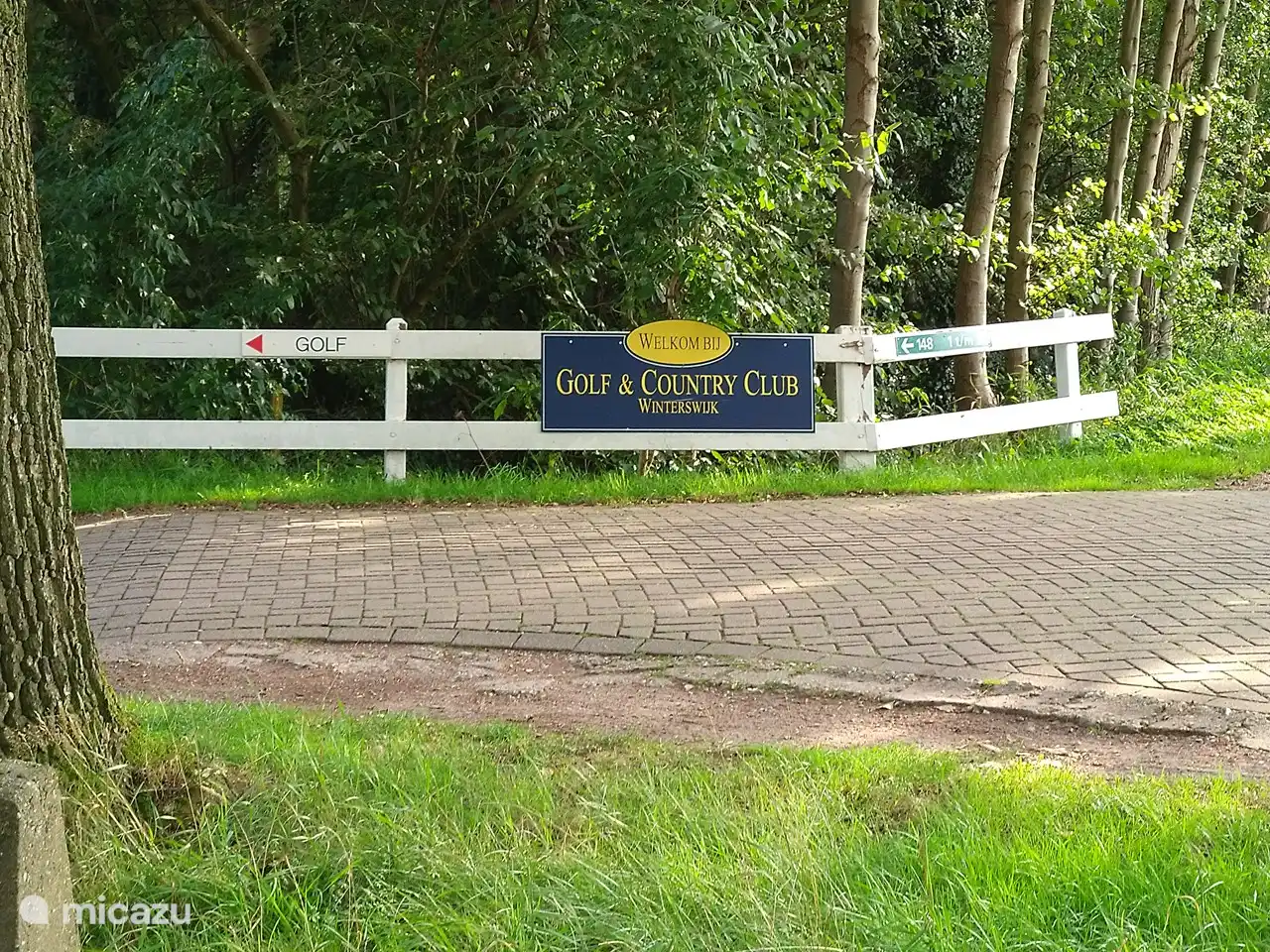 Der schön angelegte Park hat viel Grün und ist gut gepflegt