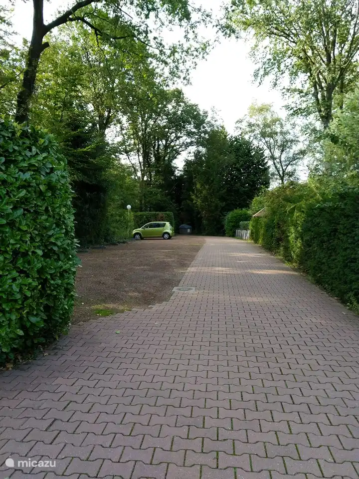 Ein geräumiger Parkplatz, wenn Sie Gäste empfangen möchten.