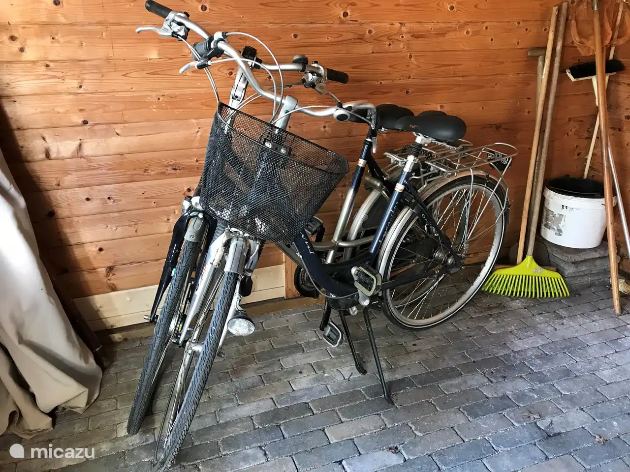 Sie können Ihr eigenes Fahrrad im Schuppen parken, aber Sie können auch diese beiden Fahrräder benutzen