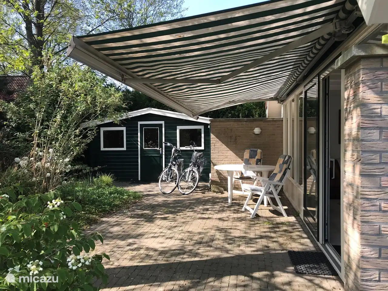 Der Garten verfügt über mehrere Terrassen, so dass Sie sowohl in der Sonne als auch im Schatten sitzen können