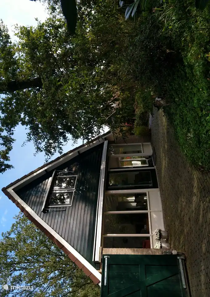 Durch die offene Gartentür gelangen Sie direkt in den Garten.