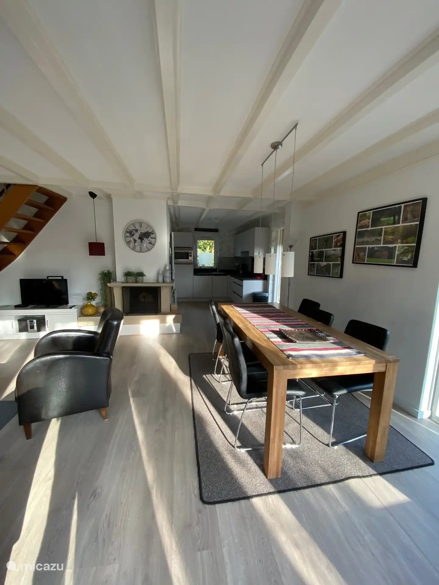 Im Wohnzimmer befindet sich ein großer Esstisch, an dem Sie gemütlich zusammen essen können.