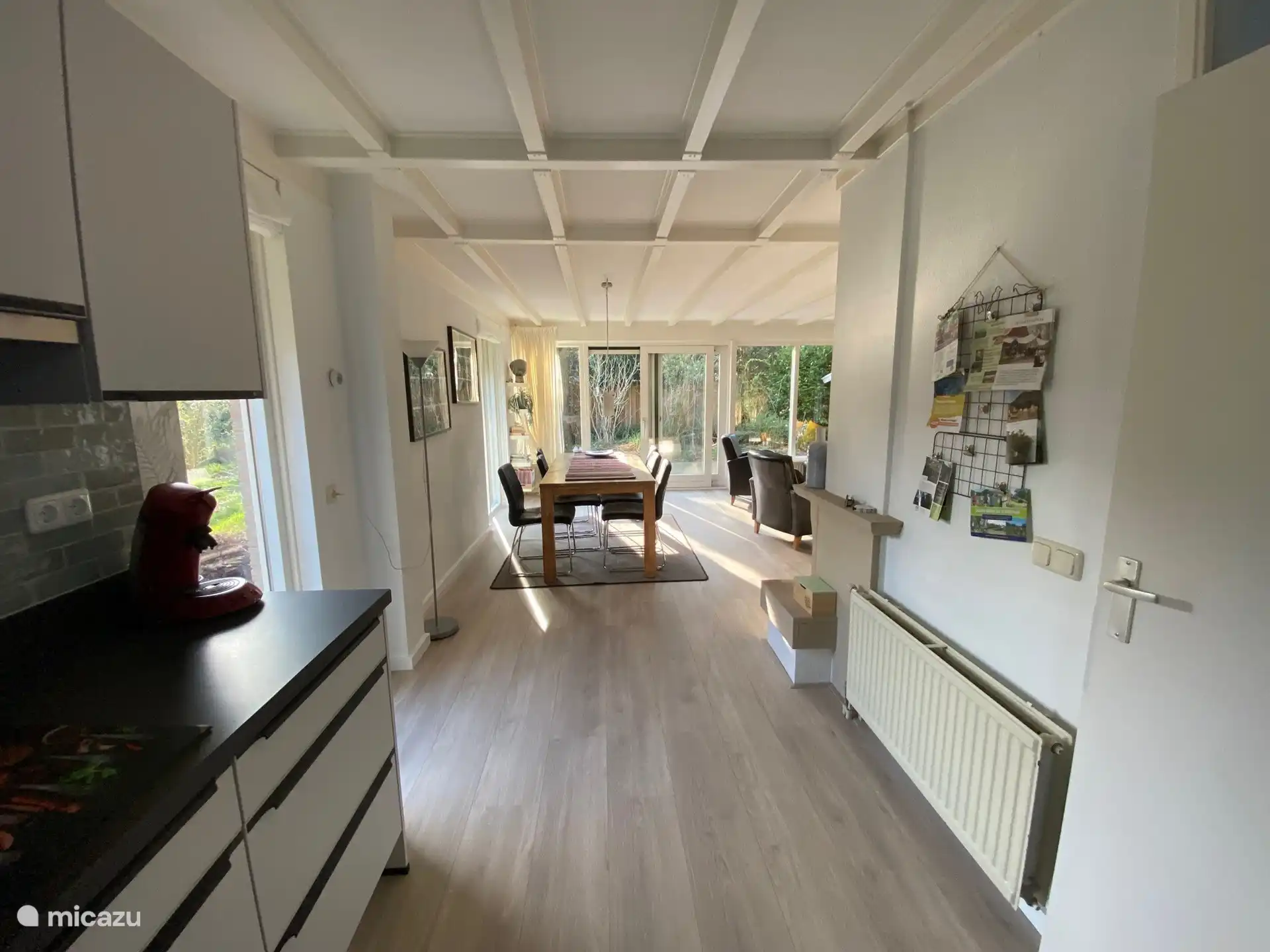 Das geräumige Wohnzimmer verfügt über einen Kamin für zusätzliche Gemütlichkeit