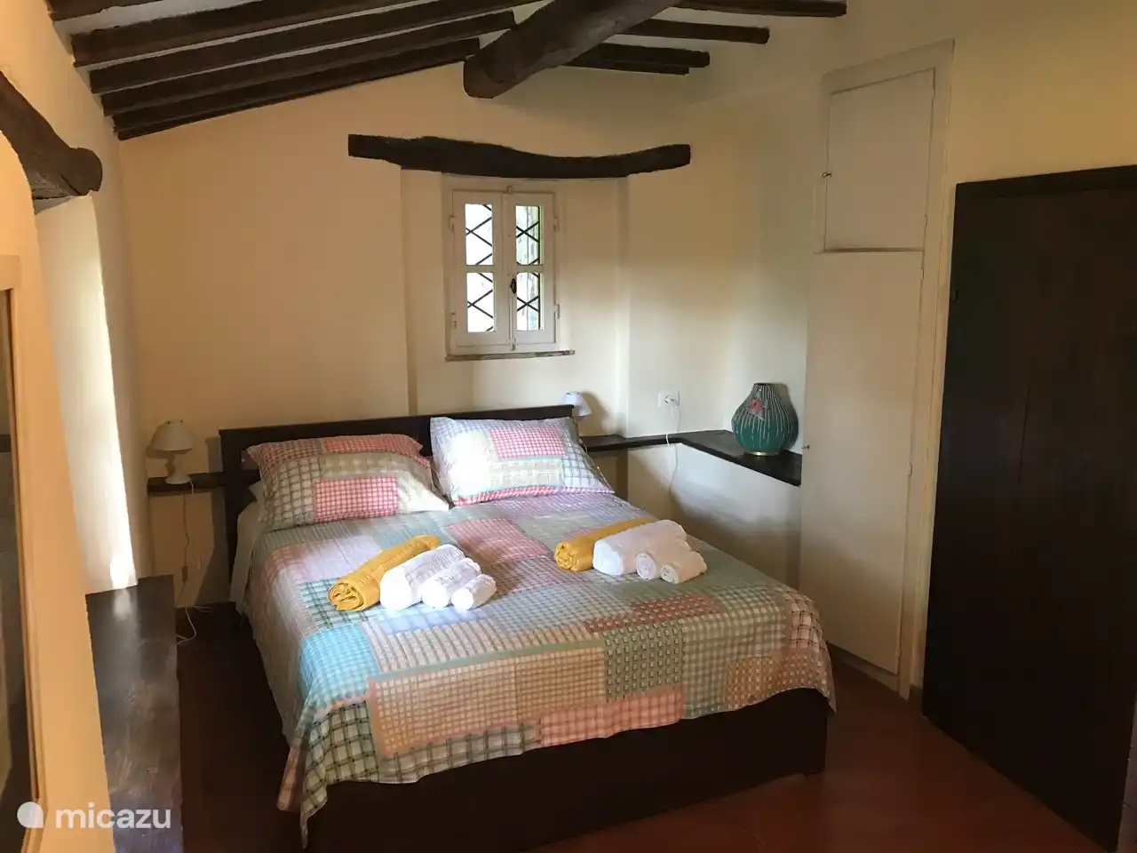 Een van de slaapkamers met aparte badkamer op de gang