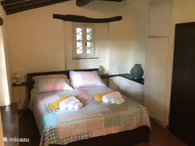 Casa delle Fragole | Italie, Toscane, Cortona - villa Une des chambres avec salle de bain séparée dans le couloir