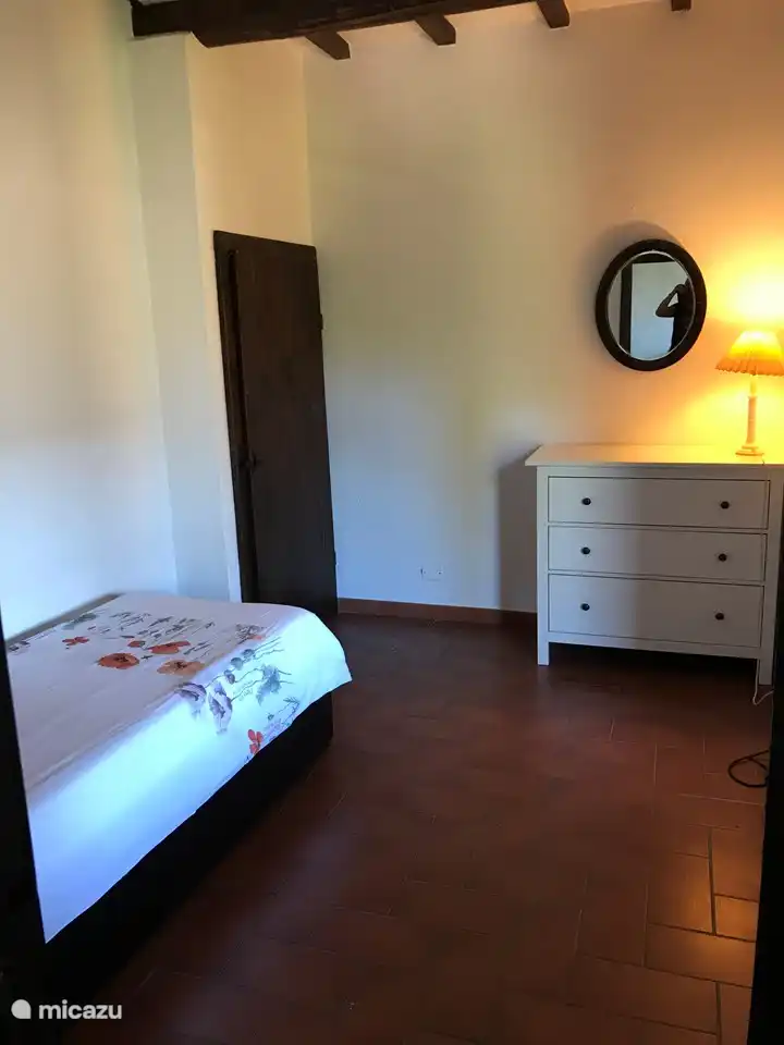 De derde slaapkamer met twee persoons slaapbank (tussenkamer naar tweede slaapkamer)