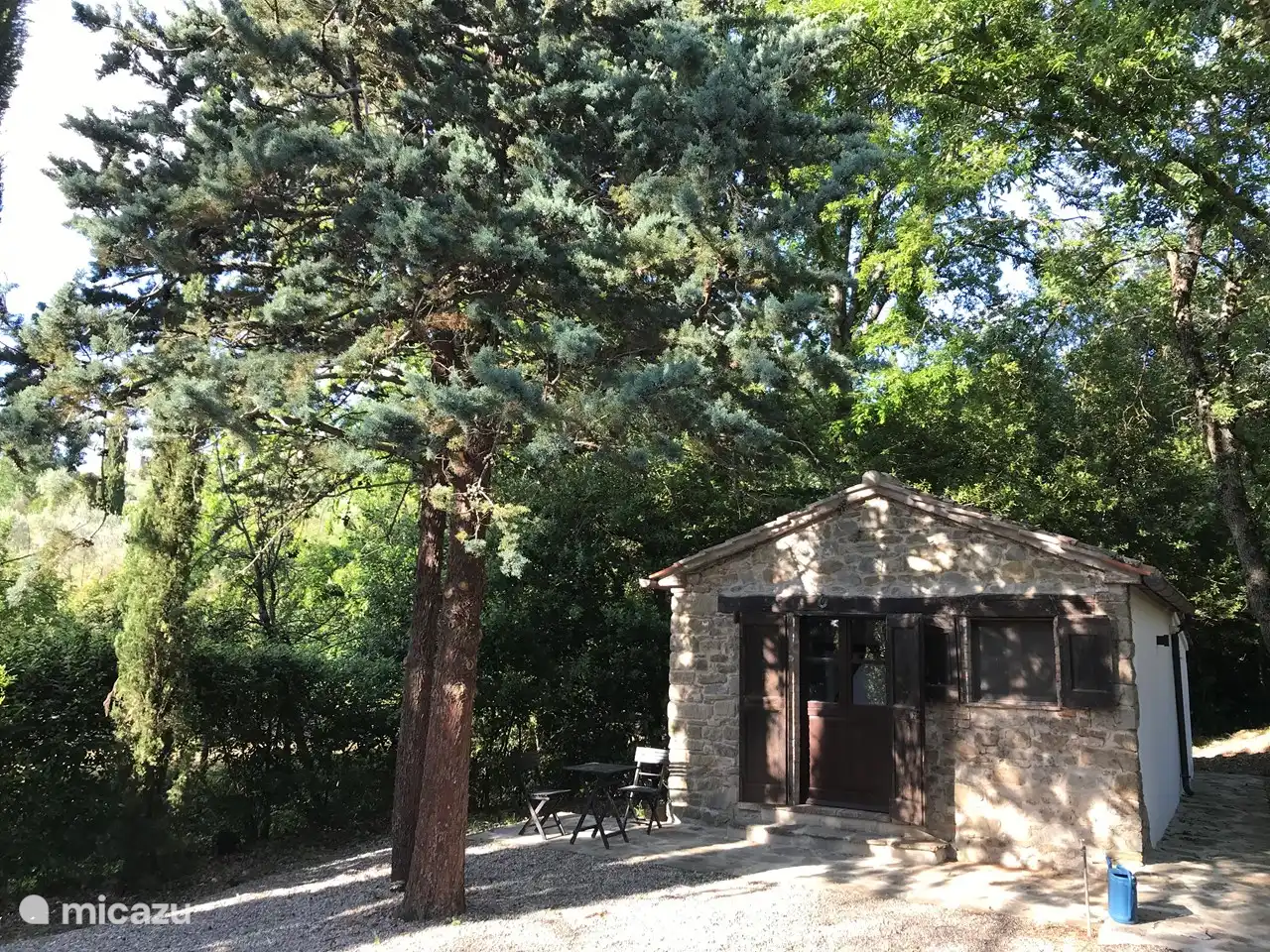 De cottage in de tuin is geheel gerenoveerd en beschikt over twee dubbele bedden en een kleine badkamer. 