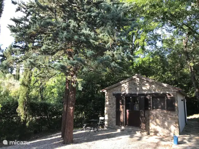 Casa delle Fragole | Italie, Toscane, Cortona - villa Le chalet dans le jardin a été entièrement rénové et dispose de deux lits doubles et d'une petite salle de bain.