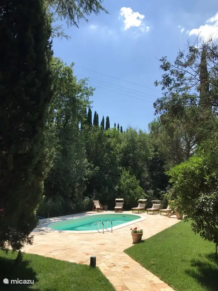 Een heerlijk prive zwembad met comfortabele ligbedden en stoelen