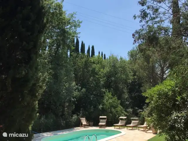 Casa delle Fragole | Italie, Toscane, Cortona - villa Une belle piscine privée avec des transats et des chaises confortables