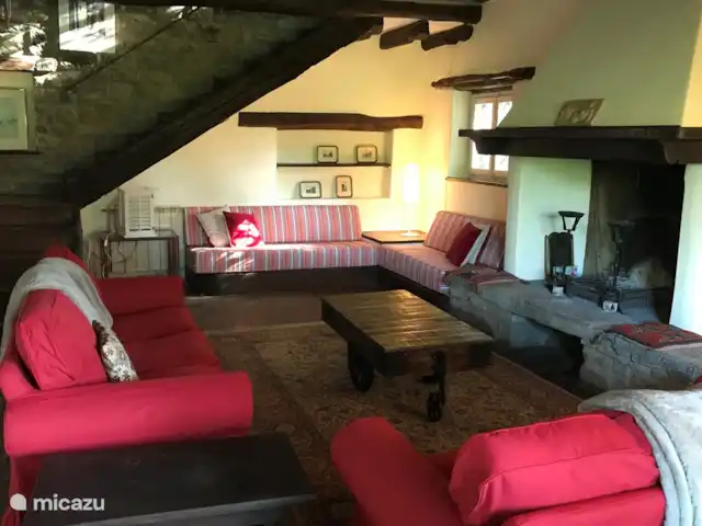 Casa delle Fragole | Italie, Toscane, Cortona - villa Un salon spacieux et confortable avec des canapés confortables et une cheminée caractéristique