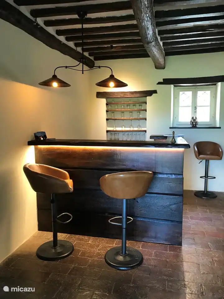 Een gezellige bar met een wijnkoelkast