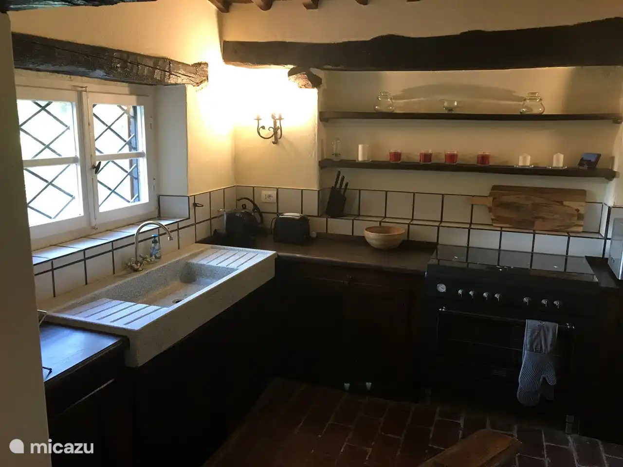 Een ruime gerenoveerde keuken van alle gemakken voorzien