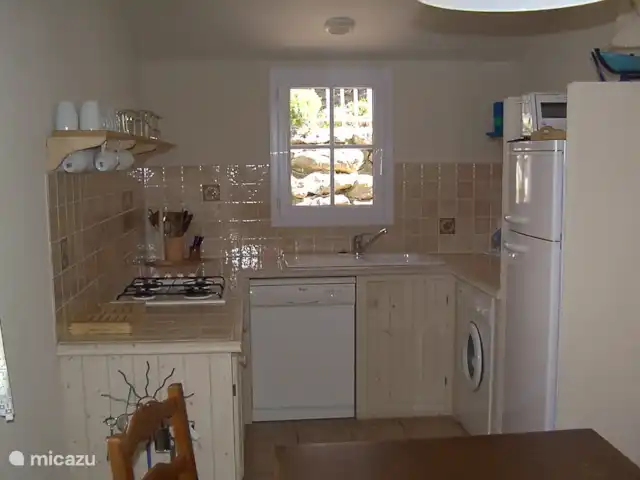 Maison Lavande | France, Vendée, La Tranche-sur-Mer - maison de vacances Cette cuisine se sent comme à la maison - petite et confortable mais équipée de tout ce dont vous avez besoin. À un moment ou à un autre entre la cuisson, vous jetez un coup d'œil par la fenêtre dans les bois et rappelez-vous où vous êtes - et à quel point c'est beau ici.