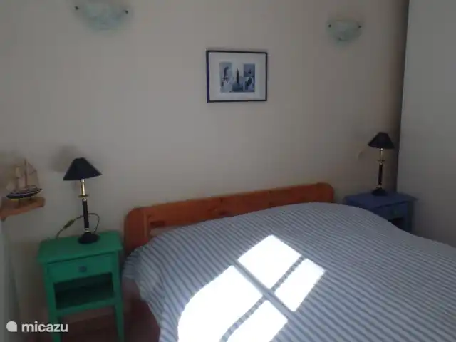 Maison Lavande | France, Vendée, La Tranche-sur-Mer - maison de vacances Dans le respect de l'environnement, nous avons décoré la Maison Lavande dans un style maritime avec beaucoup d'amour et d'efforts.
Nous pensons qu'il est important que vous vous sentiez vraiment chez vous ici et non comme dans une chambre d'hôtel stérile.
Vue intérieure de la chambre, tous les lits ont de nouveaux matr