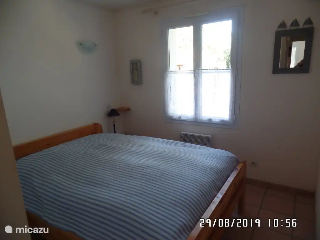 Zelfs als u licht slaapt, hoeft u zich geen zorgen te maken als u in een van de slaapkamers aan de straatkant slaapt!
Le Phare is een rustige plek. De straat wordt zelden gebruikt door auto's.
Als de straatlantaarn stoort, zijn er Volés die kunnen worden gesloten.
Binnenaanzicht van de slaapkamer, a