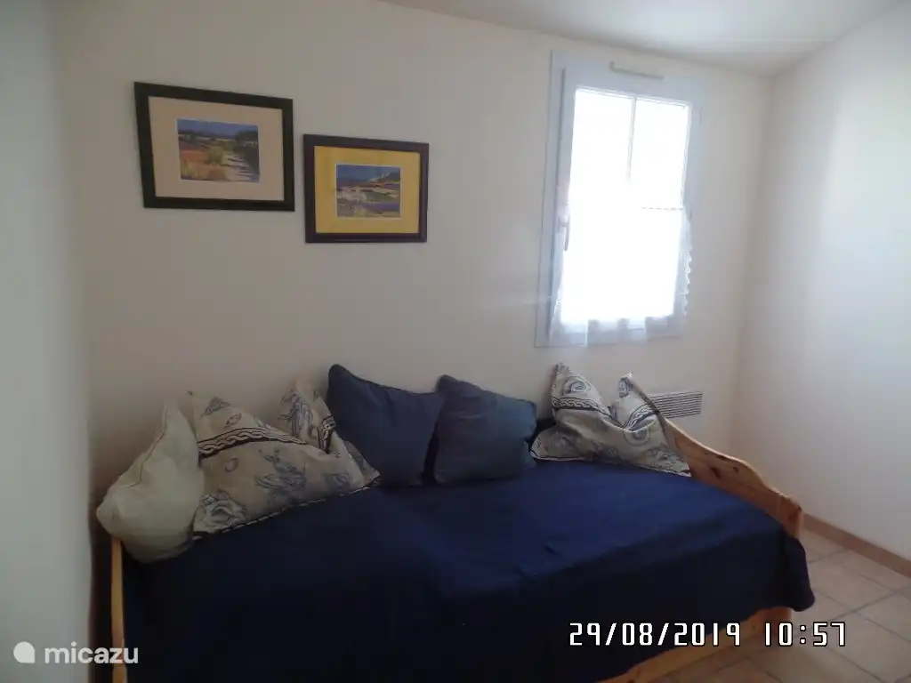 Veel details zoals kussens, lampen en prachtige schilderijen aan de muren maken het hier erg gezellig.
Binnenaanzicht van de slaapkamer, alle bedden zijn voorzien van nieuwe matrassen in 2020