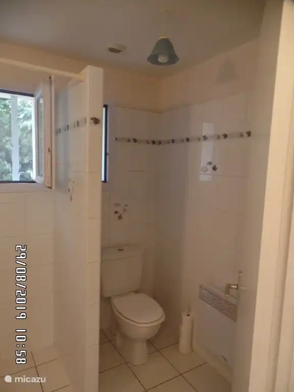 Zelfs als er geen apart toilet is, geeft de scheiding tussen het toilet en de douche je het gevoel.