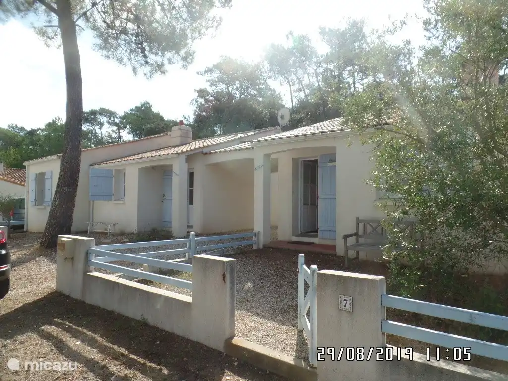 Dit is de voorkant van Maison Lavande. In de ochtend gaat de zon hier op. Het straatje meestal heel rustig- niet veel autos rijden hier langs. U kind kan dus gerust hier spelen en u kunt uw koffie in de ochtendzon genieten.