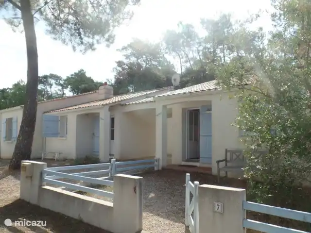 Maison Lavande | France, Vendée, La Tranche-sur-Mer - maison de vacances Voici la façade de la Maison Lavande. Le soleil se lève ici le matin. La rue est généralement très calme - peu de voitures passent ici. Ainsi, votre enfant peut jouer ici en toute sécurité et vous pouvez profiter de votre café au soleil du matin.