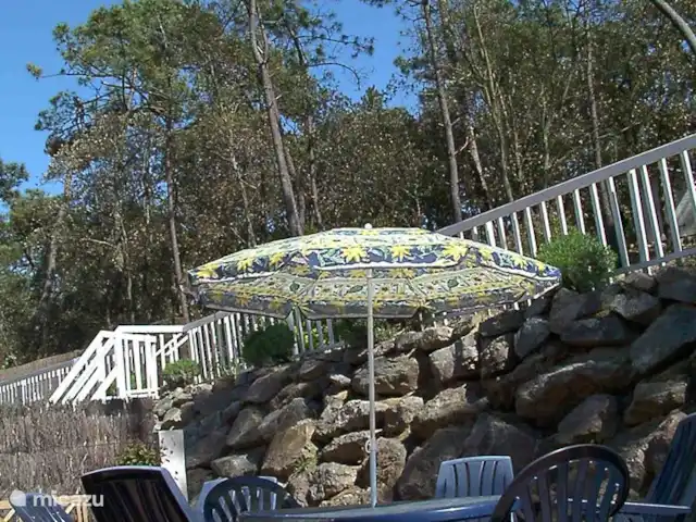 Maison Lavande | France, Vendée, La Tranche-sur-Mer - maison de vacances La terrasse! Ici, il fait toujours chaud et calme, peu importe la force du vent. Ici, vous pourrez bronzer, lire ou vous détendre sur l'une des chaises longues. Vous pouvez prendre le petit-déjeuner, le déjeuner et le dîner autour de la grande table à manger qui se trouve ici.