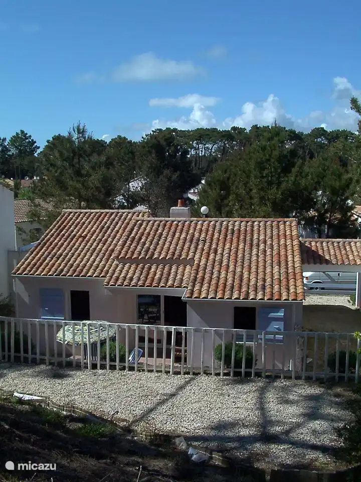 Dit is de uitzicht vanuit de tweede, verhoogde terras. Hier kun je van de fantastische uitzicht, de avondzon en uw lekkere, franse wijn genieten!