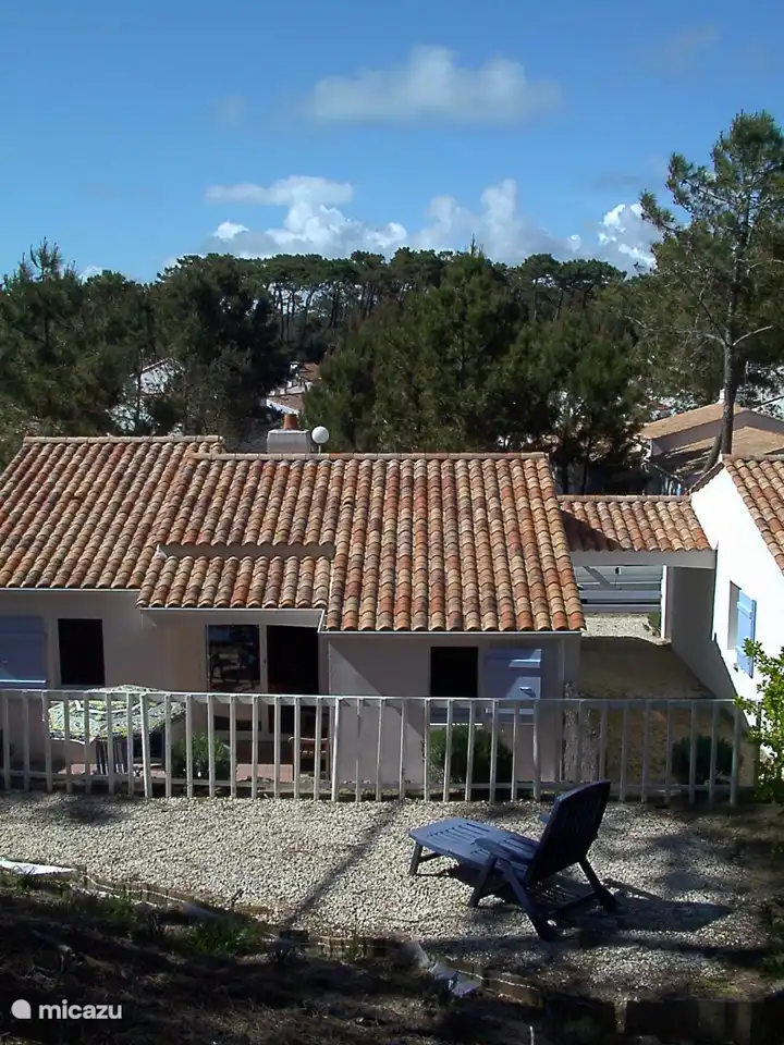 Vanaf hier kijk je de verte in van groene pijnboombos tegen helderblauwe hemel aan. Wanneer de nacht terugkeerd, veranderen pijnbomen in zwarte silhouetten en wordt de lucht een schilderij van licht in alle tinten roze, goud en blauw.