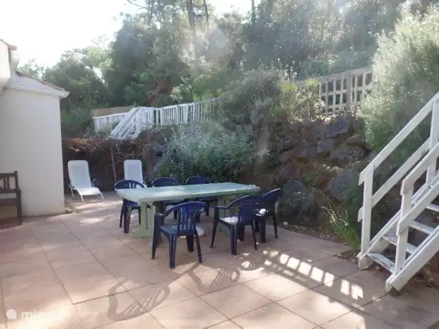 Maison Lavande | France, Vendée, La Tranche-sur-Mer - maison de vacances Notre maison est sur un versant menant à la pinède.
Cela vous fait vous imaginer dans la cour arrière dans une vallée protégée, entourée d'arbres et de ciel.